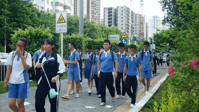 深圳中考滑档选择复读还是职高？复读流程及手续是怎样的